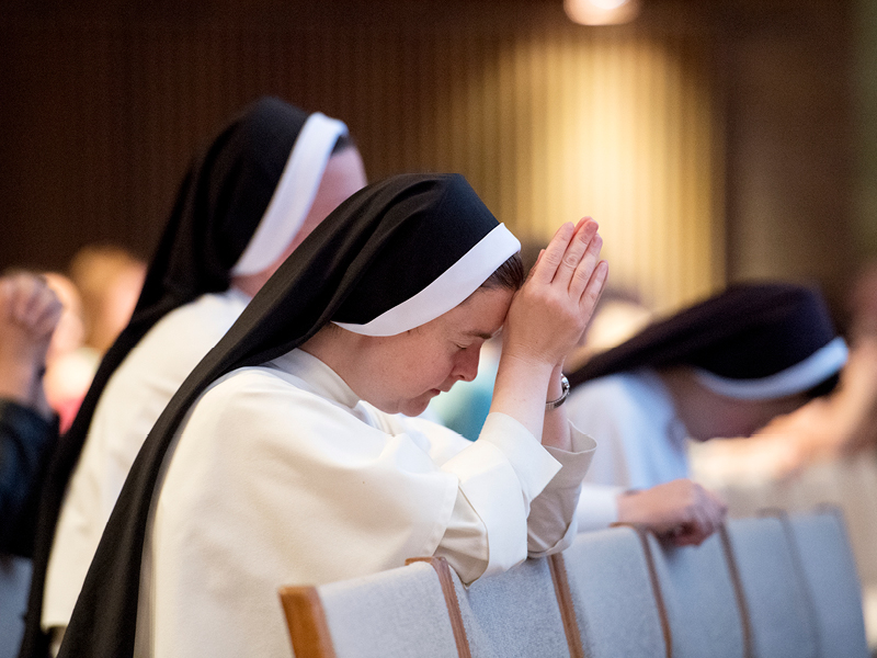 Nashville Domincians praying